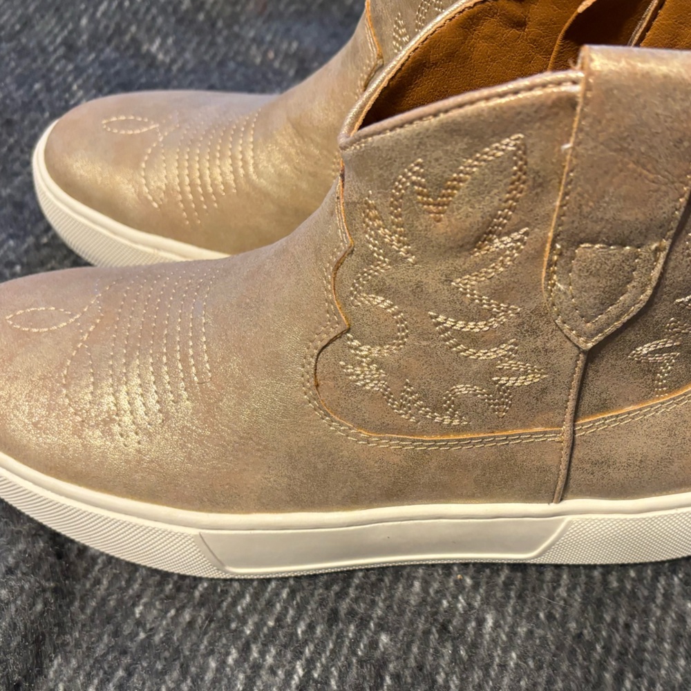 Very Volatile Los Angeles Cowgirl Sneaker Bootie Size 7 - Picture 5 of 12